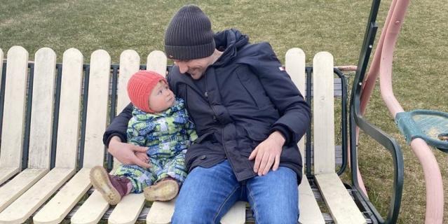 Николай приехал к жене и ребёнку из ковидной больницы. Николай приехал к жене и ребёнку из ковидной больницы.