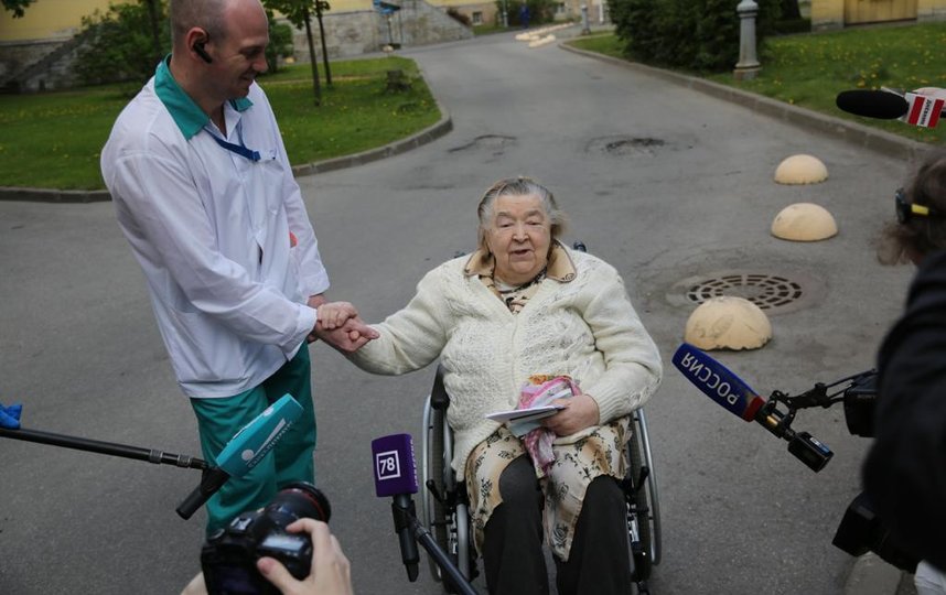 85-летнюю петербурженку выписали из больницы после перенесённого коронавируса. Фото komzdravspb, vk.com