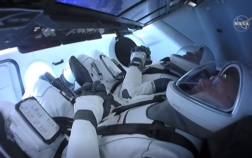 Корабль Crew Dragon доставит на станцию двух астронавтов – Дага Хёрли и Роберта Бенкена. Фото AFP