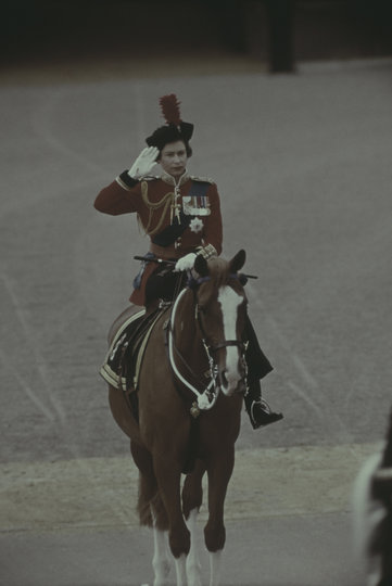 Королева Елизавета II в молодости верхом на лошади. Фото Getty