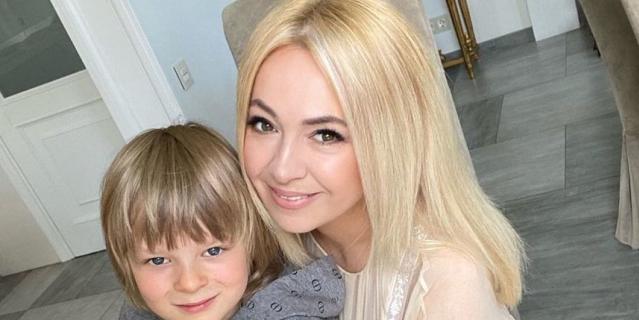 Яна Рудковская с младшим сыном Сашей. Яна Рудковская с младшим сыном Сашей.