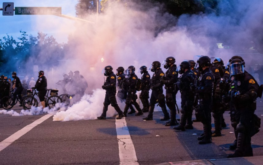 Протестующие из-за гибели афроамериканца Джорджа Флойда от рук полицейских вышли на акции протеста во многих городах, в том числе и у стен Белого дома. Фото Getty