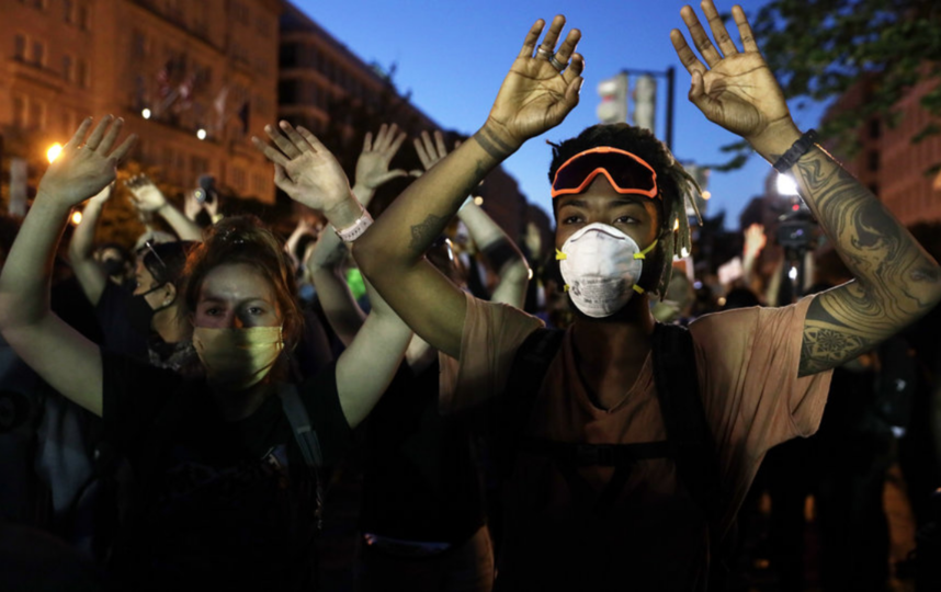 Протестующие из-за гибели афроамериканца Джорджа Флойда от рук полицейских вышли на акции протеста во многих городах, в том числе и у стен Белого дома. Фото Getty