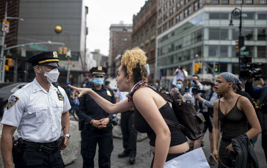 Протестующие из-за гибели афроамериканца Джорджа Флойда от рук полицейских вышли на акции протеста во многих городах, в том числе и у стен Белого дома. Фото AFP