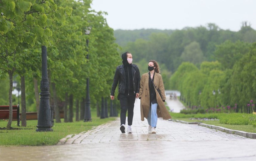 В первый день вступления в силу новых послаблений москвичи уже гуляют в парке "Царицыно", несмотря на дождливую погоду. Фото Василий Кузьмичёнок