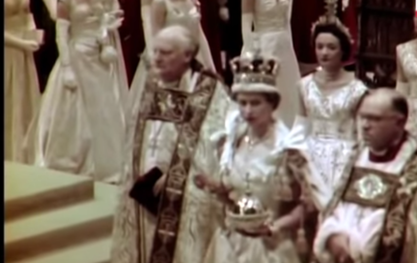 Королева Елизавета II в день коронации. Фото скриншот с трансляции коронации