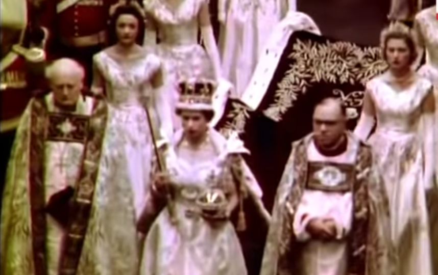 Королева Елизавета II в день коронации. Фото скриншот с трансляции коронации