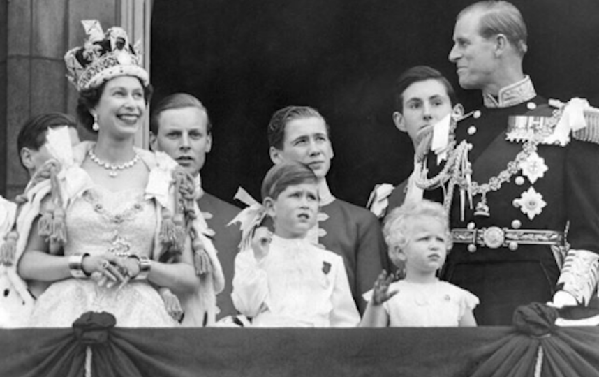Королева Елизавета II с семьей в день коронации. Фото Instagram @theroyalfamily