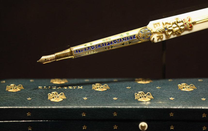 Ручка, которой Елизавета II подписывала документы в день коронации. Фото Getty