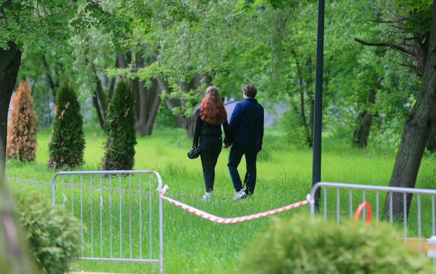 Москвичи осторожно возвращаются в парки. Фото Василий Кузьмичёнок