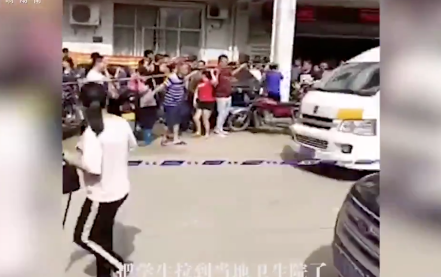 Вооружённый ножом мужчина совершил нападение на учеников школы в Китае. Фото Скриншот twitter.com/globaltimesnews
