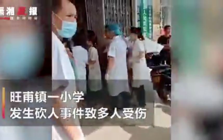 Вооружённый ножом мужчина совершил нападение на учеников школы в Китае. Фото Скриншот twitter.com/globaltimesnews