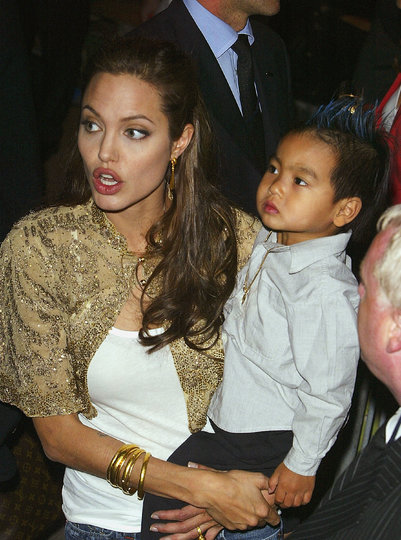 Анджелина Джоли с Мэддоксом, 2004 год. Фото Getty
