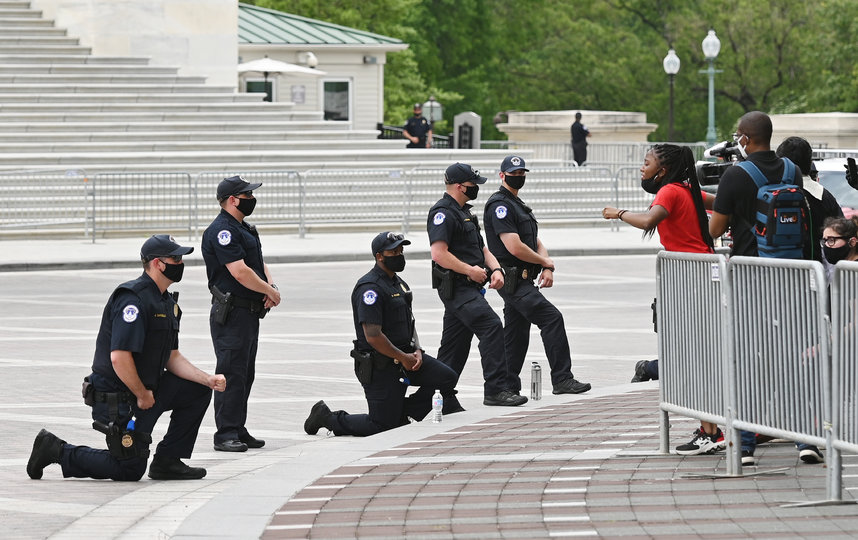 США охватила не только волна беспорядков, но и волна “нилинга” (kneeling – "коленопреклонение") – покаяний белых перед чёрными. Фото AFP