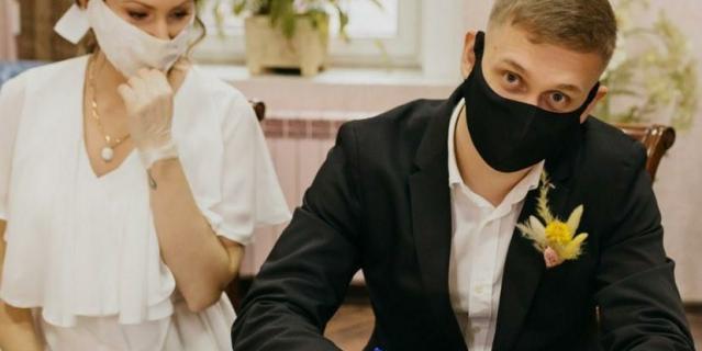 Так выглядит роспись в ЗАГСе во время пандемии. Так выглядит роспись в ЗАГСе во время пандемии.