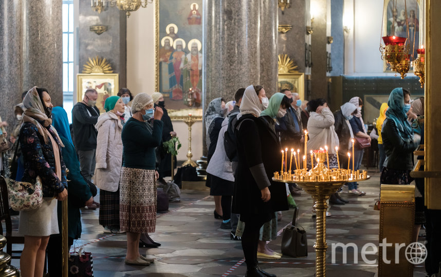 Священники Казанского собора надели маски. Фото Алена Бобрович, "Metro"
