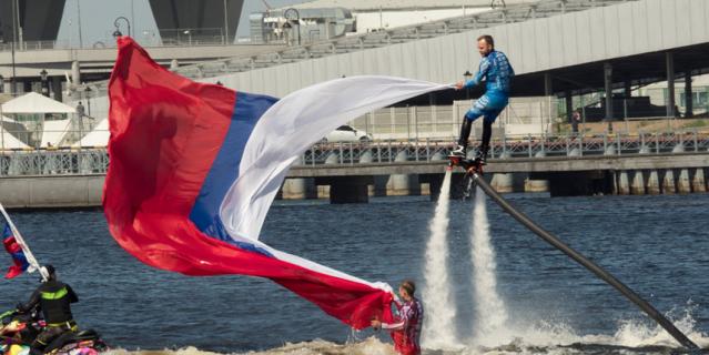 Над акваторией Невы подняли флаг России.