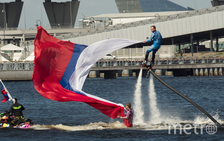 Над акваторией Невы подняли флаг России. Фото Святослав Акимов, "Metro"