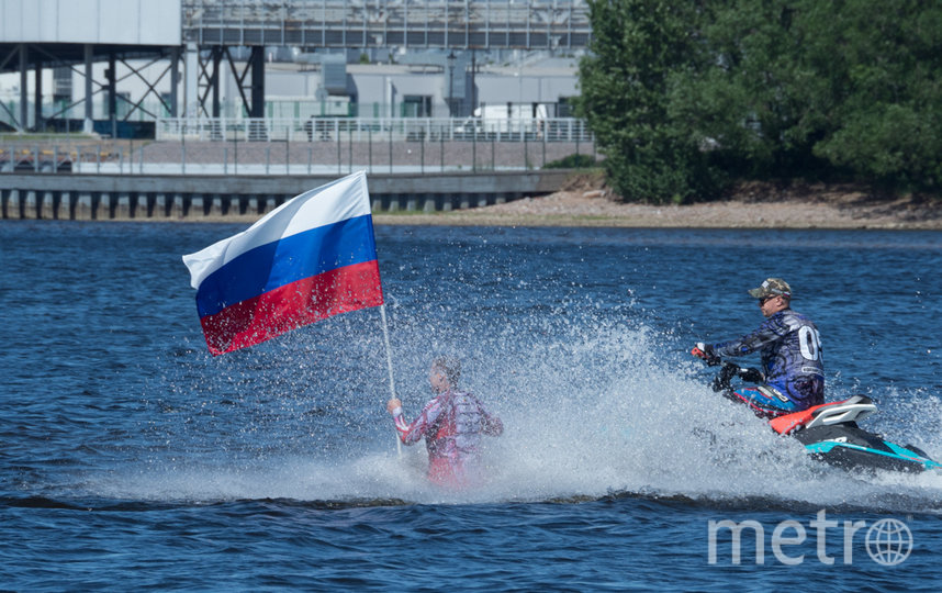 Над акваторией Невы подняли флаг России. Фото Святослав Акимов, "Metro"