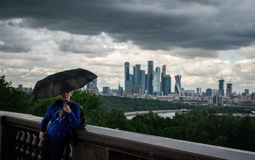 Пасмурная погода пришла в Москву на смену жаре. Фото AFP