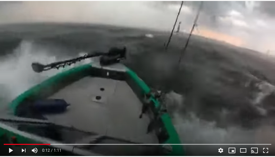 Рыбак попал в шторм в Финском заливе 18 июня. Фото скрин-шот, Скриншот Youtube