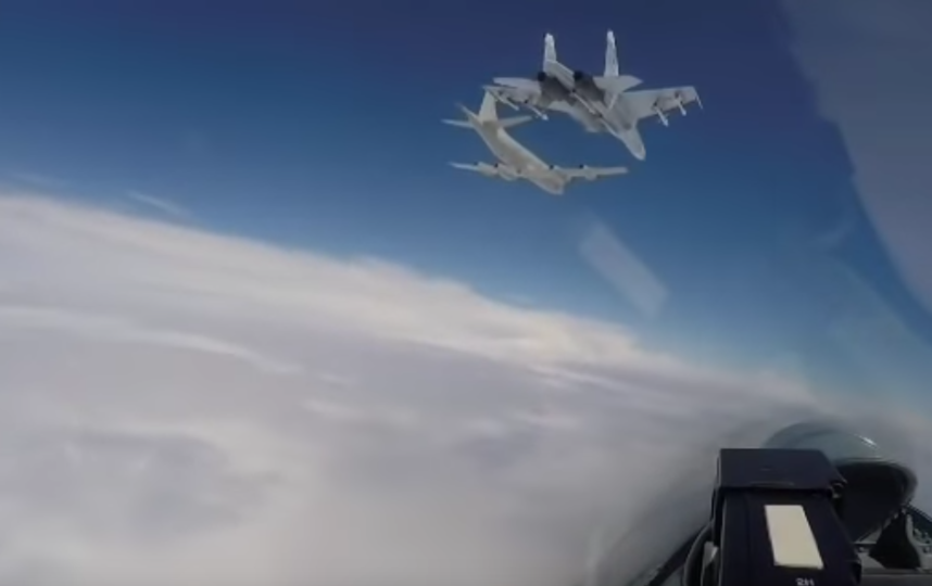 Американские бомбардировщики B-52H в небе над нейтральными водами. Фото Скриншот Youtube
