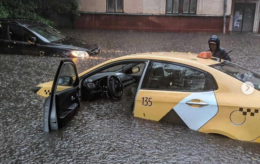 В Москве потоп. 20.06.2020 г. "Кто хотел в Венецию? Получайте". Фото Instagram @beauty_school_msc