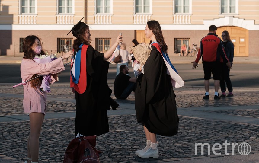 Китаянки в мантиях выпускников фотографировались на Дворцовой площади несколько часов. Фото Алена Бобрович, "Metro"