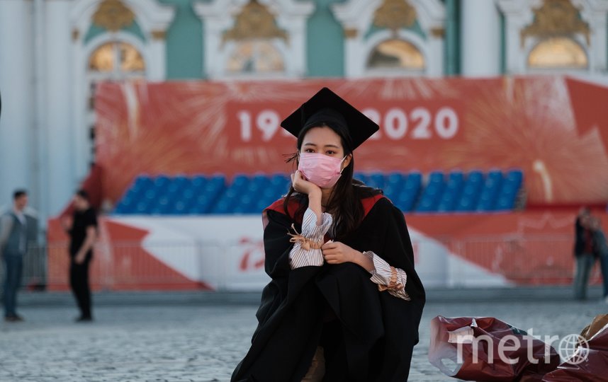Китаянки в мантиях выпускников фотографировались на Дворцовой площади несколько часов. Фото Алена Бобрович, "Metro"