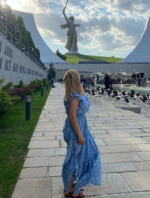 Ирина Пегова показала легкий летний образ и великолепную фигуру. Фото Instagram @s_bezrukov