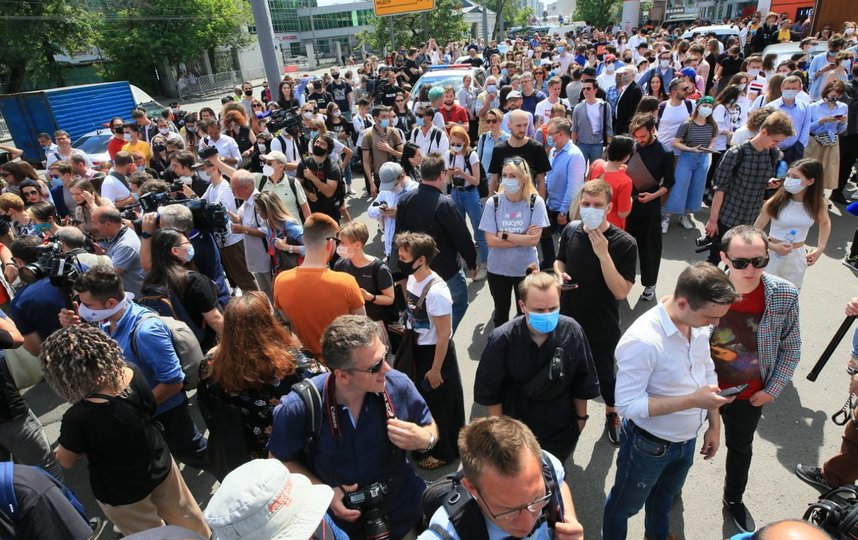 Толпа у здания Мещанского суда, где судят Серебренникова. Фото Василий Кузьмичёнок