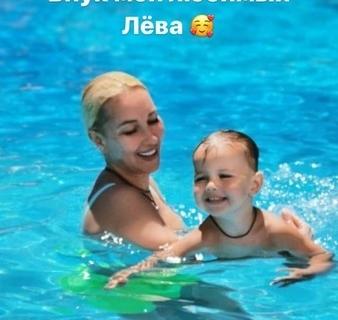 Лера Кудрявцева с внуком. Лера Кудрявцева с внуком.