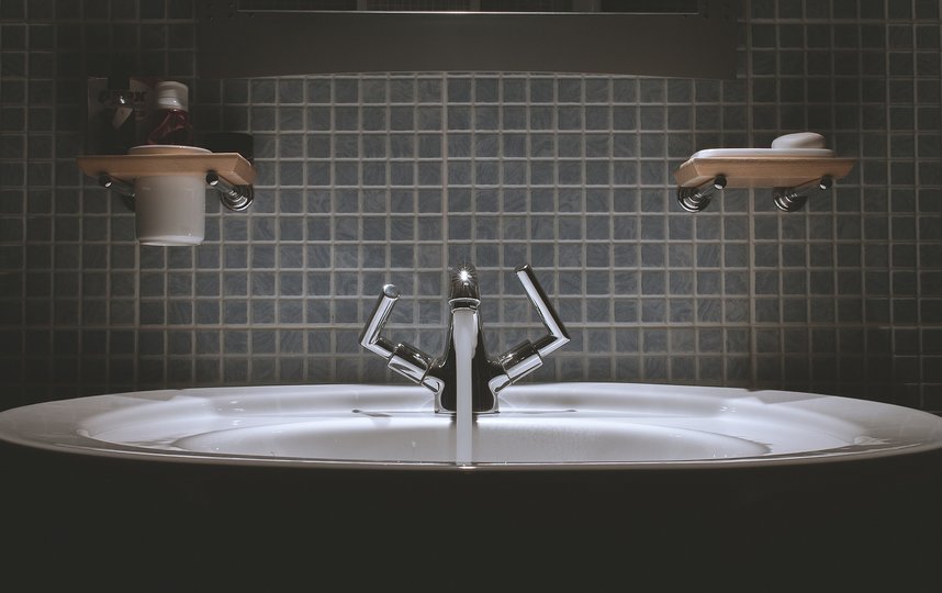 Обычно сначала отключают горячую воду в административных и производственных зданиях. Фото Pixabay