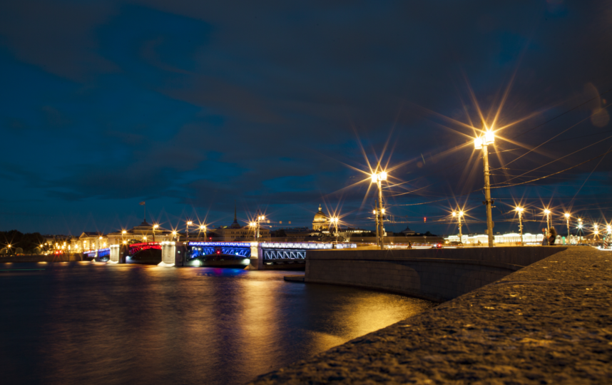 Дворцовый мост с художественной посветкой. Фото Пресс-служба СПб ГБУ "Ленсвет", "Metro"