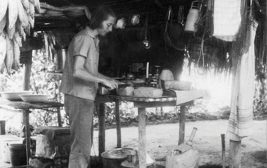 Мама Джулианы Мария Кёпке, нарезает свежеиспечённый хлеб, 1969 год. Фото предоставила Juliane Diller, "Metro"