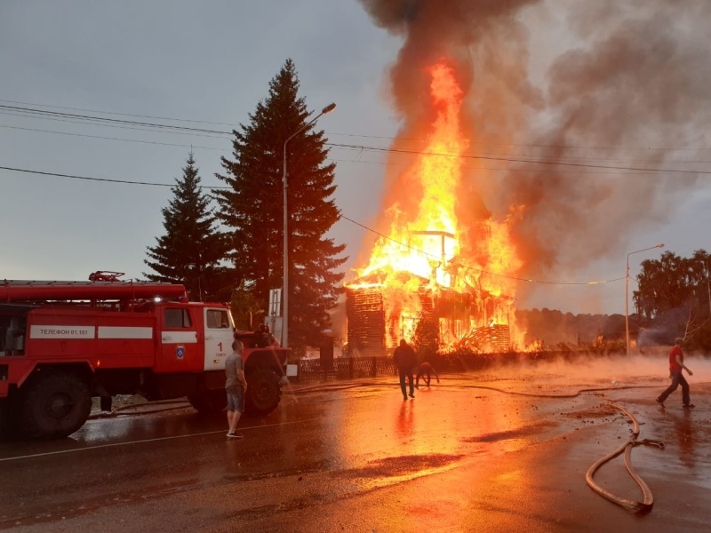 В ликвидации пожара задействованы 41 человек и 14 единиц техники. Фото 70.mchs.gov.ru