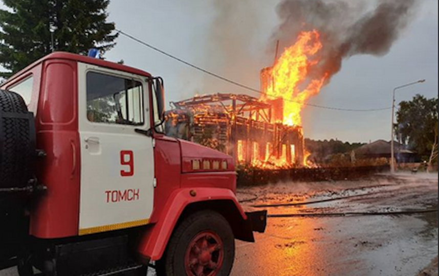 Судя по опубликованным кадрам, храм сгорел дотла. Фото Instagram МЧС России по Томской области