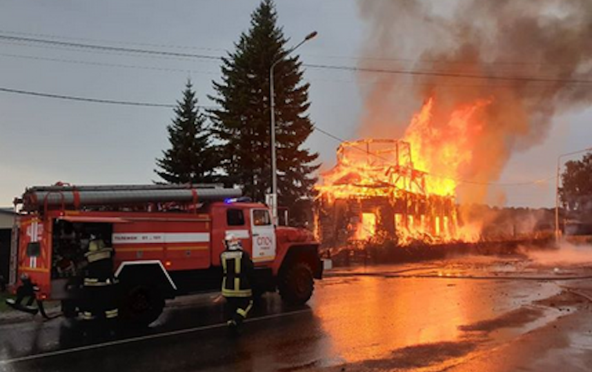 Судя по опубликованным кадрам, храм сгорел дотла. Фото Instagram МЧС России по Томской области, Getty