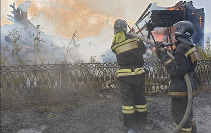 Судя по опубликованным кадрам, храм сгорел дотла. Фото Instagram МЧС России по Томской области