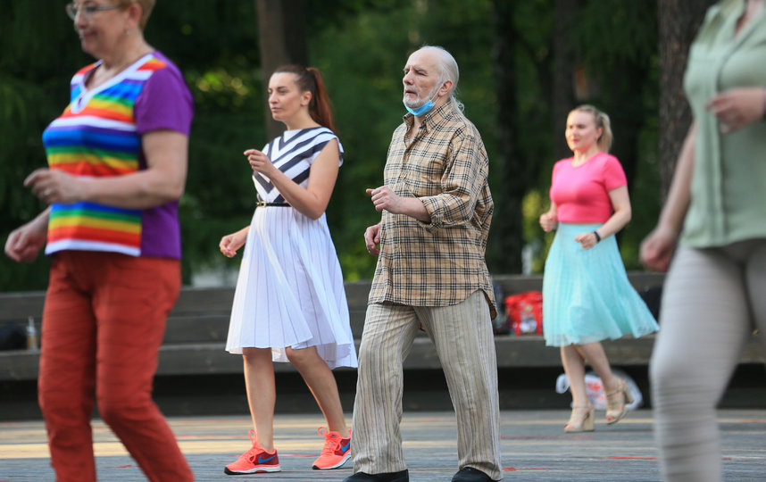 Танцует и стар, и млад. Фото Василий Кузьмичёнок