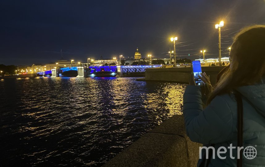 Дворцовый мост подсветили синим всего на две ночи. Фото Ленсвет, "Metro"