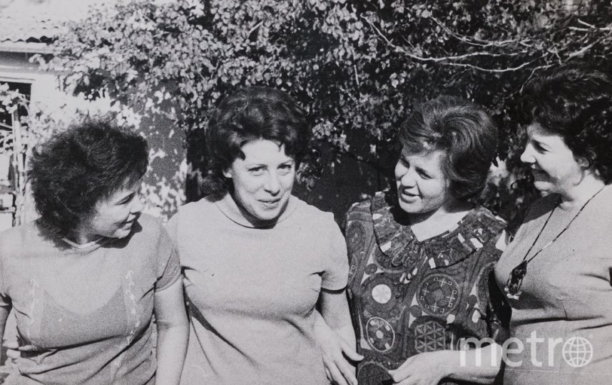 1960-е годы. Татьяна Кагановская (вторая слева) со своими подружками из ташкентского двора. Фото из личного архива Татьяны Кагановской, "Metro"