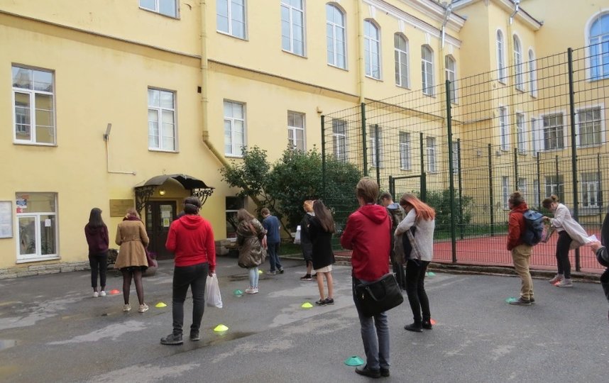За выпускниками пристально следили. Фото k-obr.spb.ru