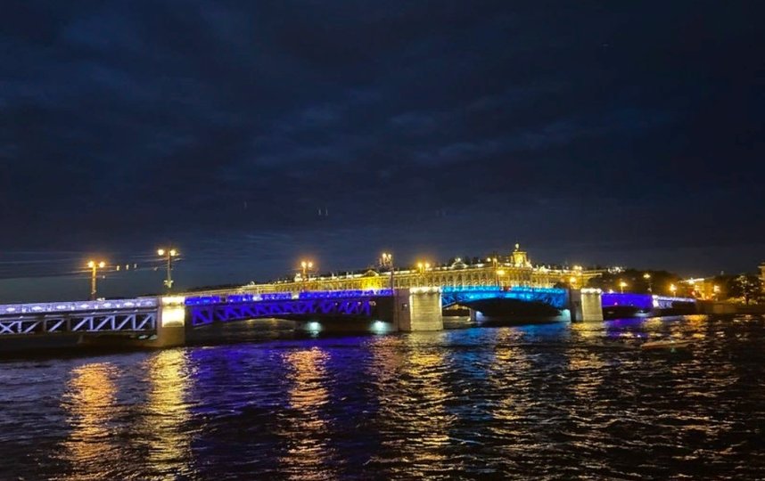 Дворцовый мост снова засияет синими цветами. Фото Фото Ленсвет.