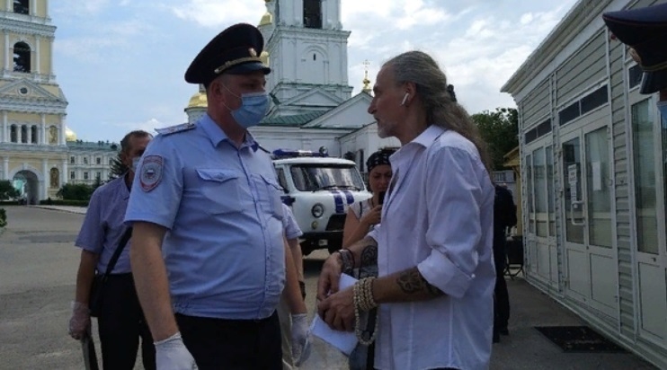 Никита Джигурда разговаривает с полицейским. Фото vk.com/shkoda75., vk.com