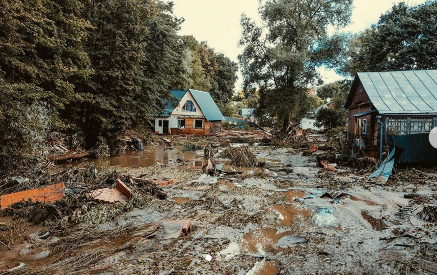 Фото @kolianikolai_ В Рузе река смыла два дома. Фото Instagram @ruza_life