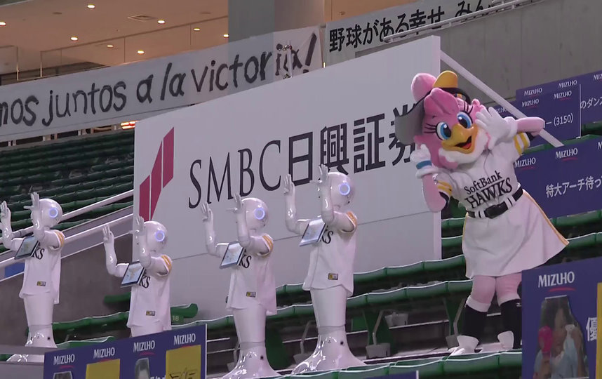 Роботы исполнили песню Fukuoka SoftBank Hawks, чтобы поддержать команду. Фото Twitter, @PLcom_lite