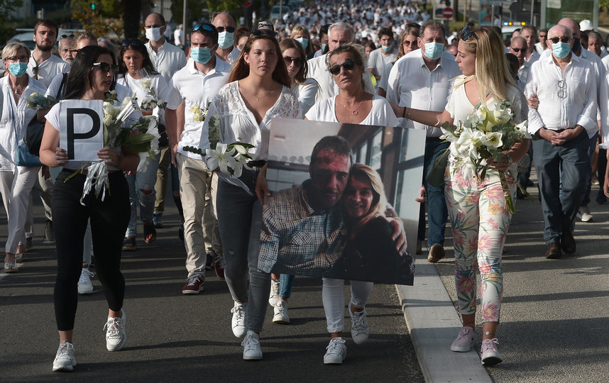 Тысячи людей вышли на улицы, чтобы почтить память погибшего. Фото AFP