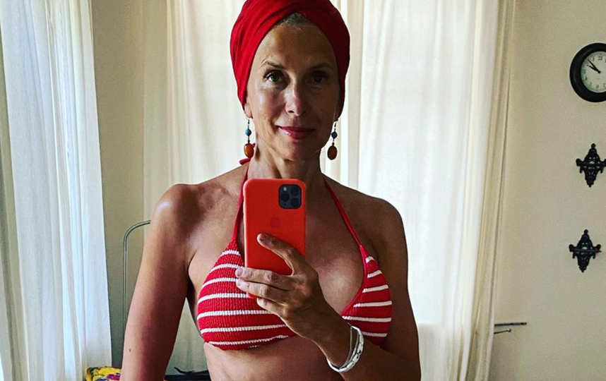 Алёна Свиридова показала снимок в красном купальнике