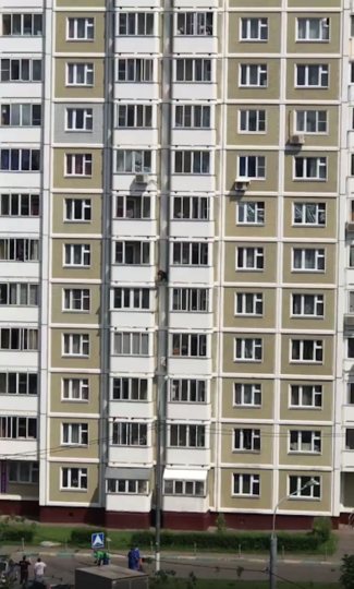 25-летний мужчина решил спуститься между балконами без страховки. Фото Скриншот Youtube